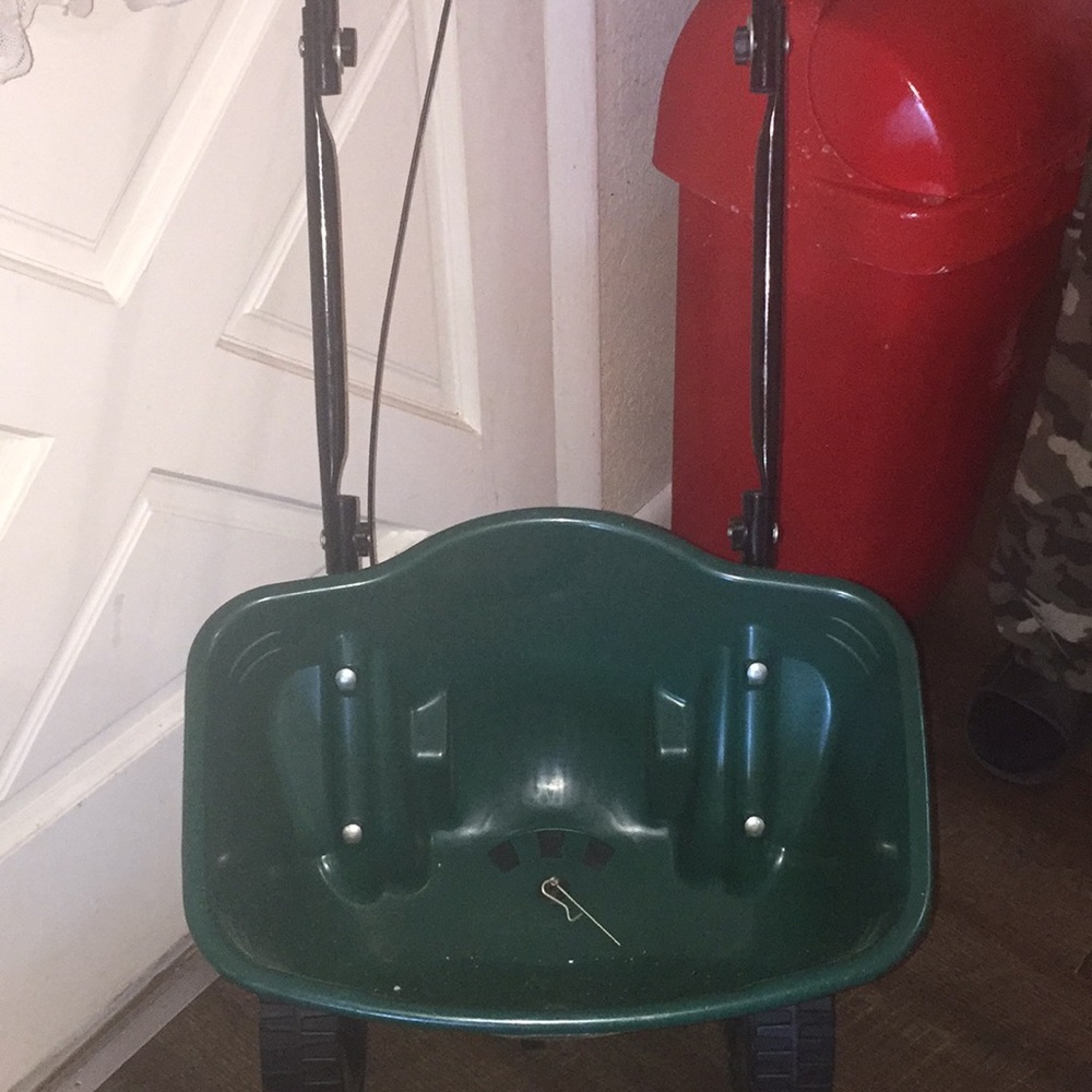 Lawn spreader